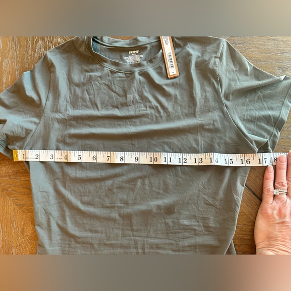 NWT SKIMS Fits Everybody Short Sleeve Tshirt in the color Gunmetal Size Medium - Picture 4 of 8